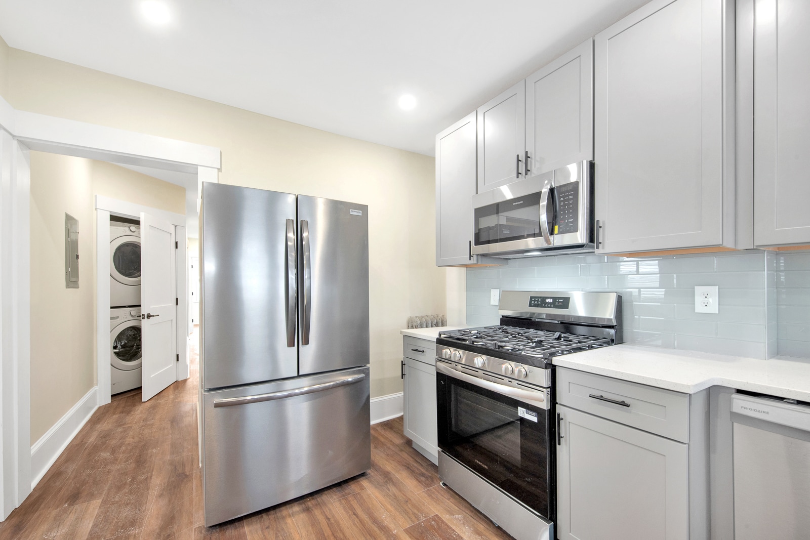 Building Photo - 105 School St