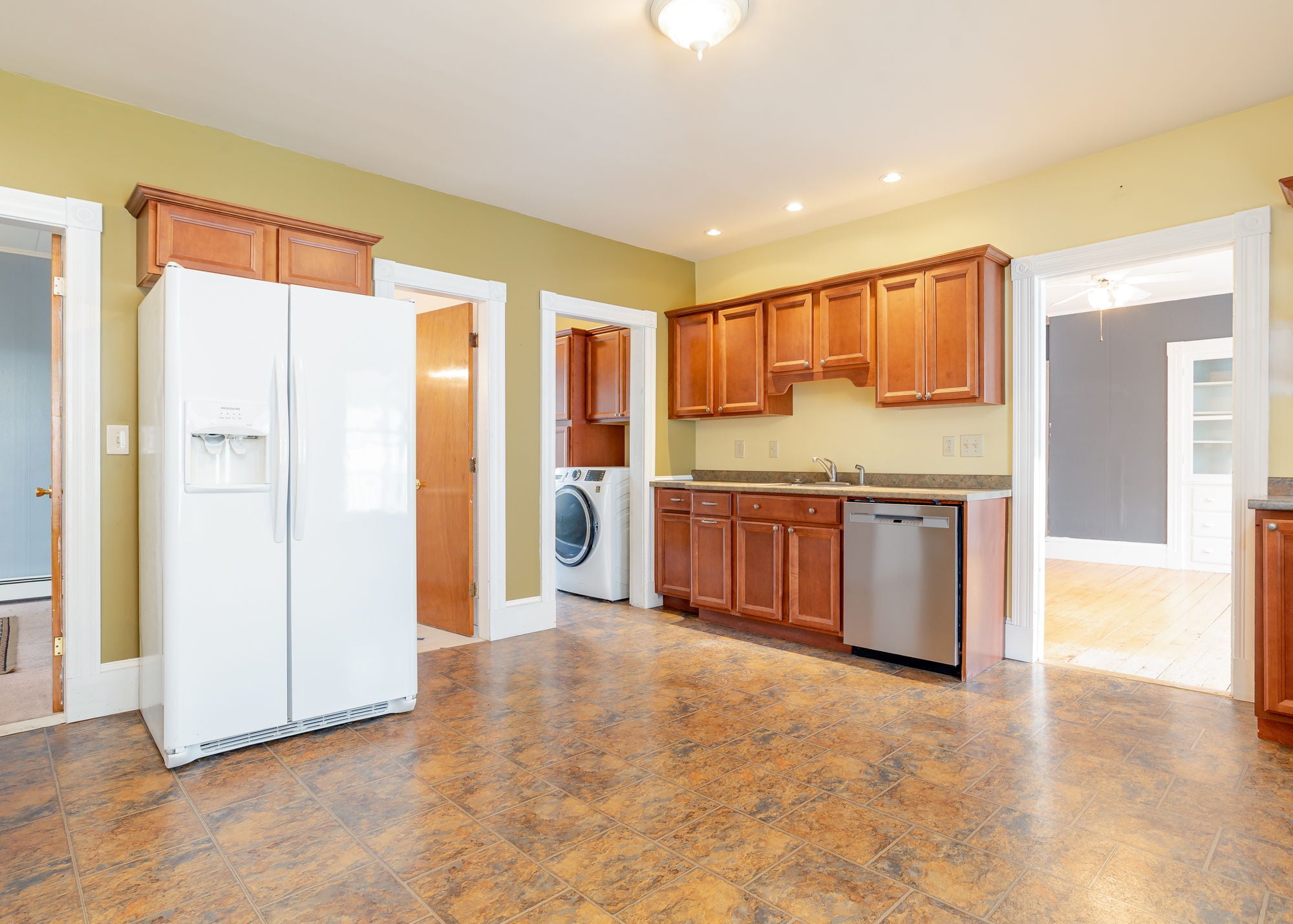 Building Photo - 18 College St