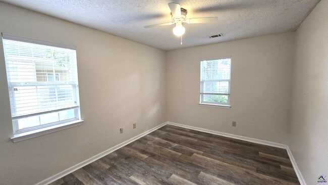 Building Photo - 310 Orchard Way