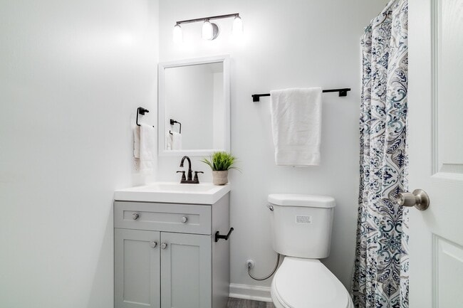 Building Photo - 925 Staley Ave