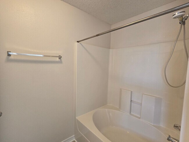 Building Photo - Spacious 4-Bedroom Home