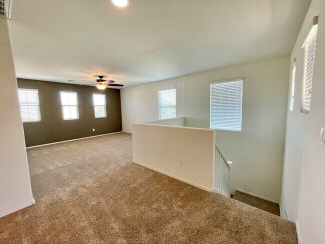 Building Photo - Beautiful 4-Bedroom, 3-Bathroom Home in Goodyear!!