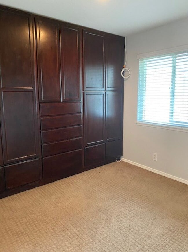 Building Photo - **Coming Soon ** Spacious 4-Bedroom Townho...