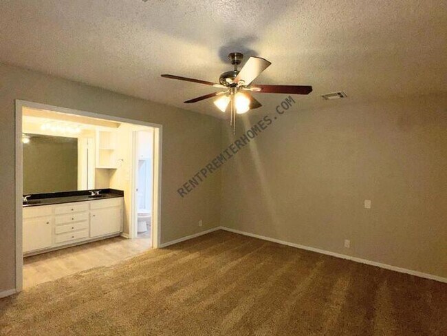 Building Photo - 200 Lochwood Cir