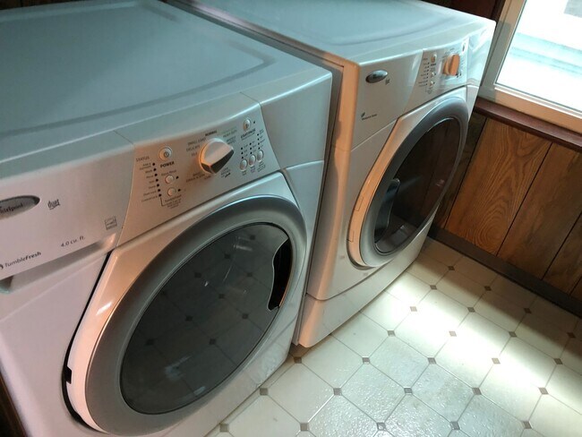 Building Photo - Classic spacious San Francisco Flat in popular Inner Sunset District w/garage parking! OPEN HOUSE...
