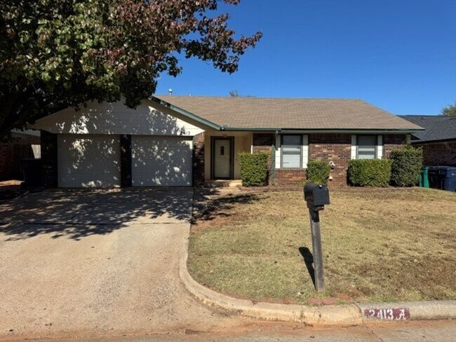 Building Photo - 3 bed, 2 bath ,fenced back yard in Moore Schools, ready for move in!