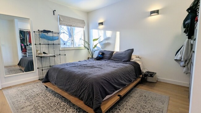 Building Photo - 1030 Casa Dr