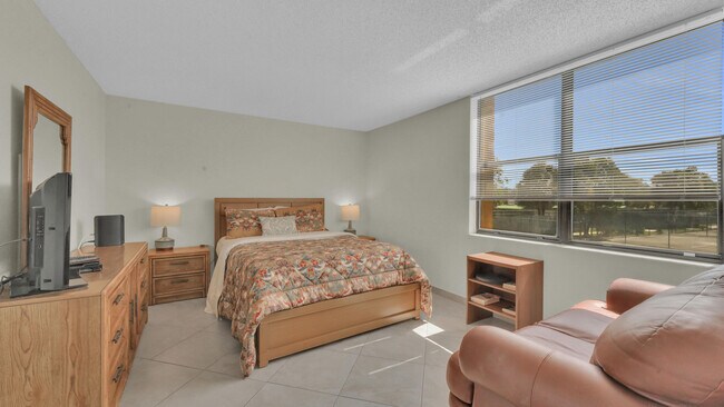 Building Photo - 450 Egret Cir