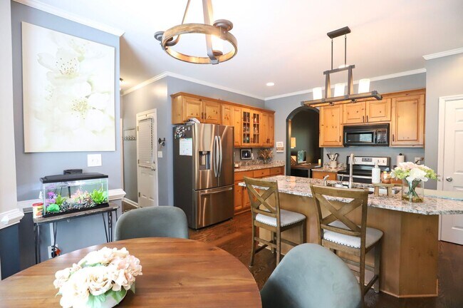 Building Photo - 5804 Lanatte Ln