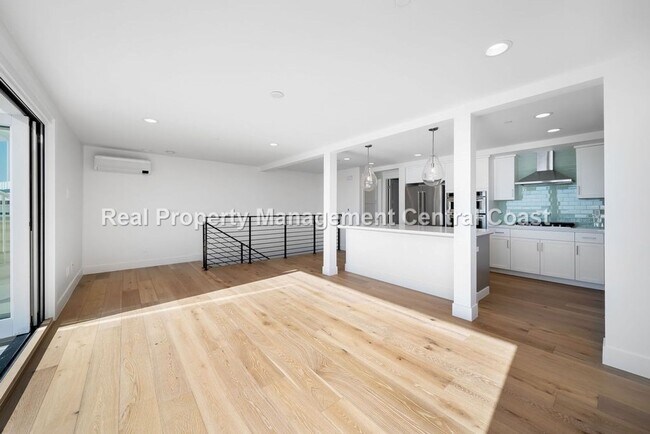 Building Photo - AVAILABLE OCTOBER  - Stunning Townhome in ...
