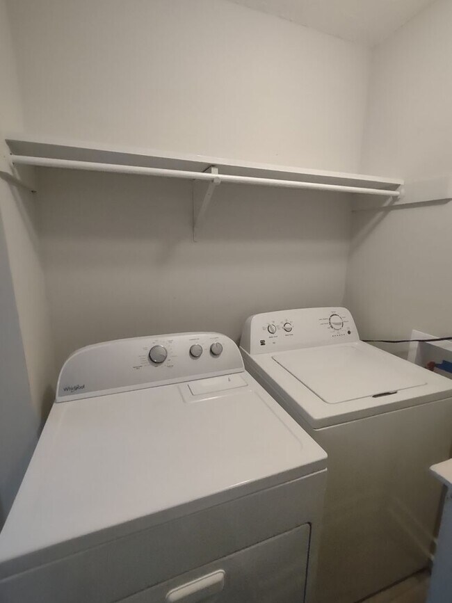 Building Photo - Pristine move-in ready condo located in Di...