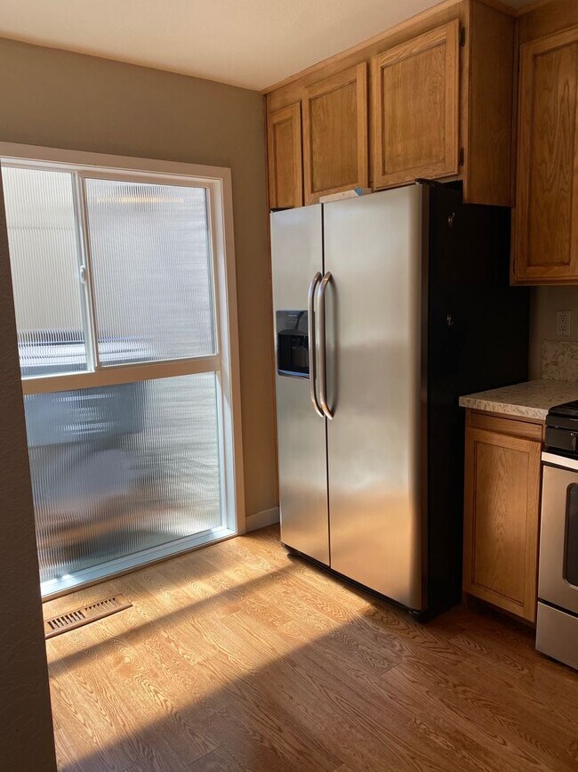 Building Photo - $4900-  Mountain View Townhouse-2 bedroom 2.5 bath.