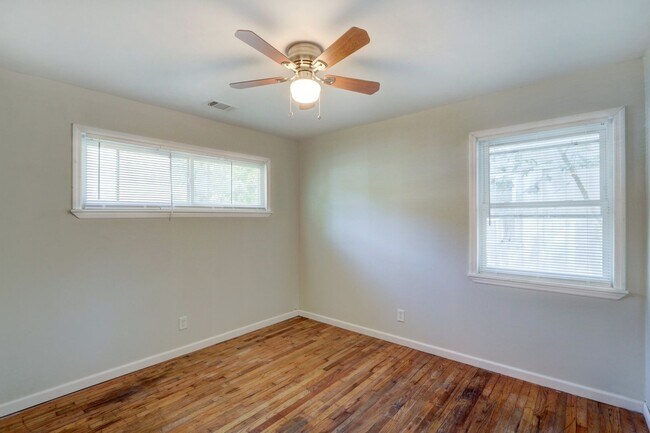 Building Photo - Nice Three Bedroom Single Family - Fenced ...