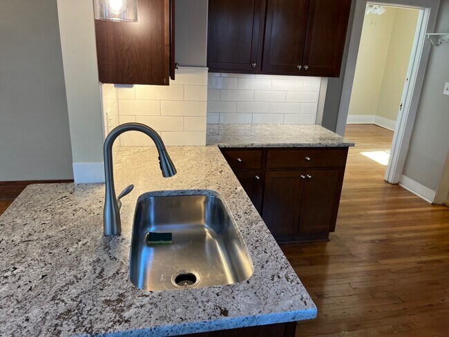 Building Photo - 258 Buckingham Ave