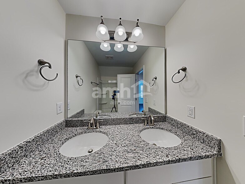 Building Photo - 136 Ivy Brook Dr