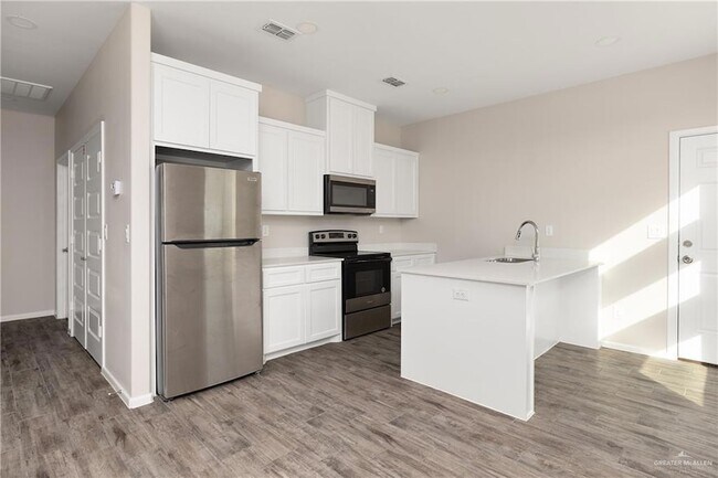 Building Photo - 3404 Ventura Ave