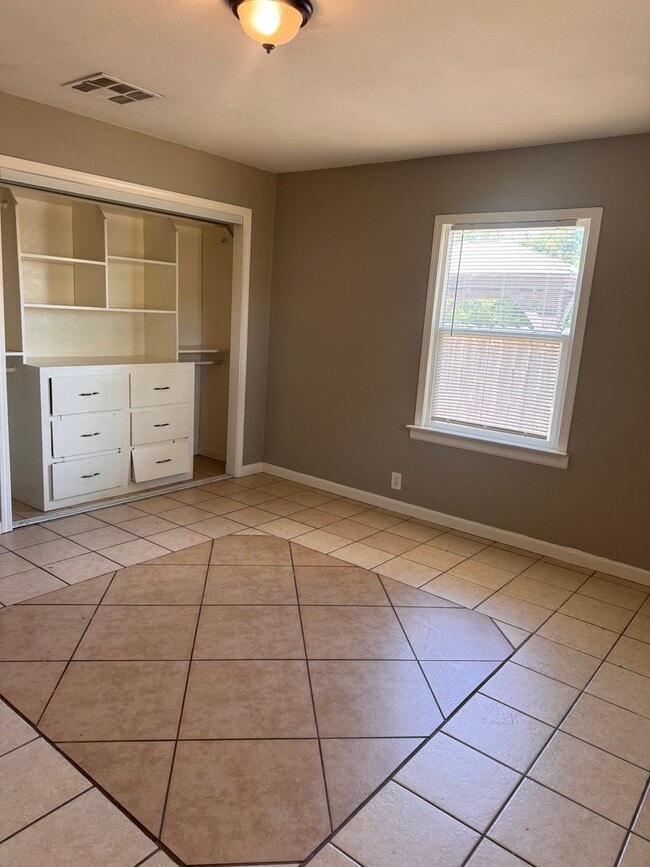 Building Photo - Beautifully Updated 4/2 in Old Fig