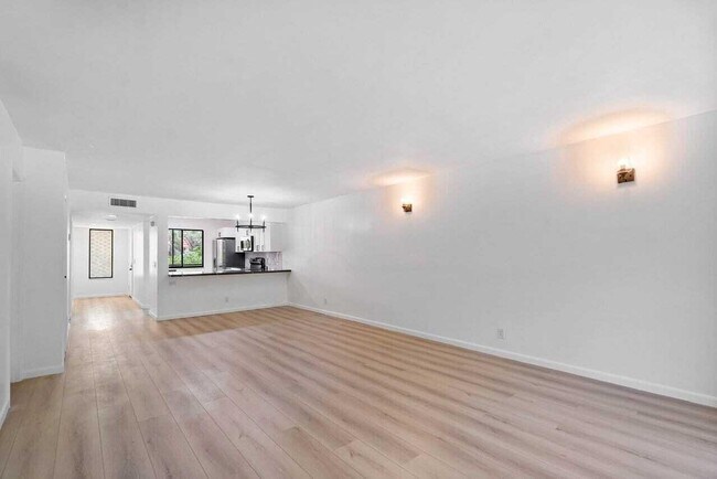 Building Photo - 341 Lakeview Dr