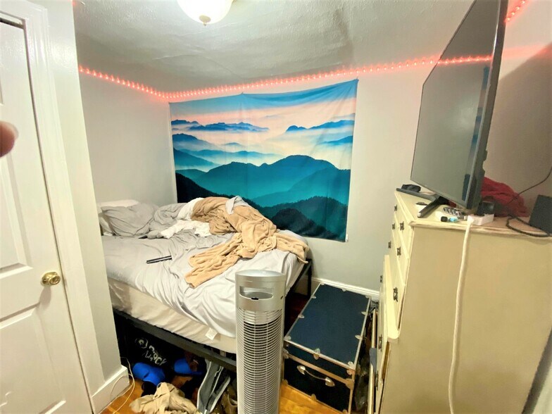 Building Photo - 447 Park Dr