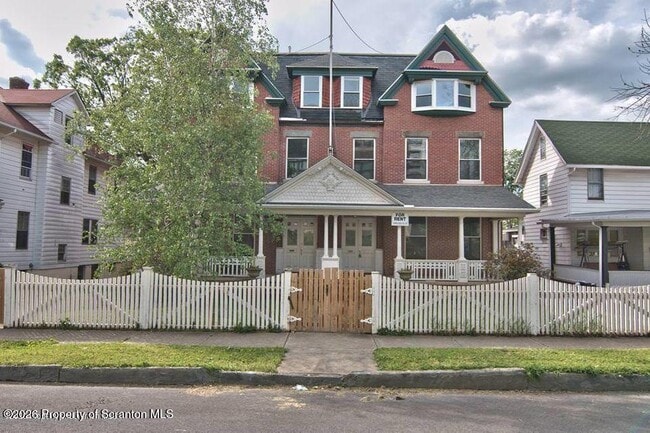 Building Photo - 533 Quincy Ave