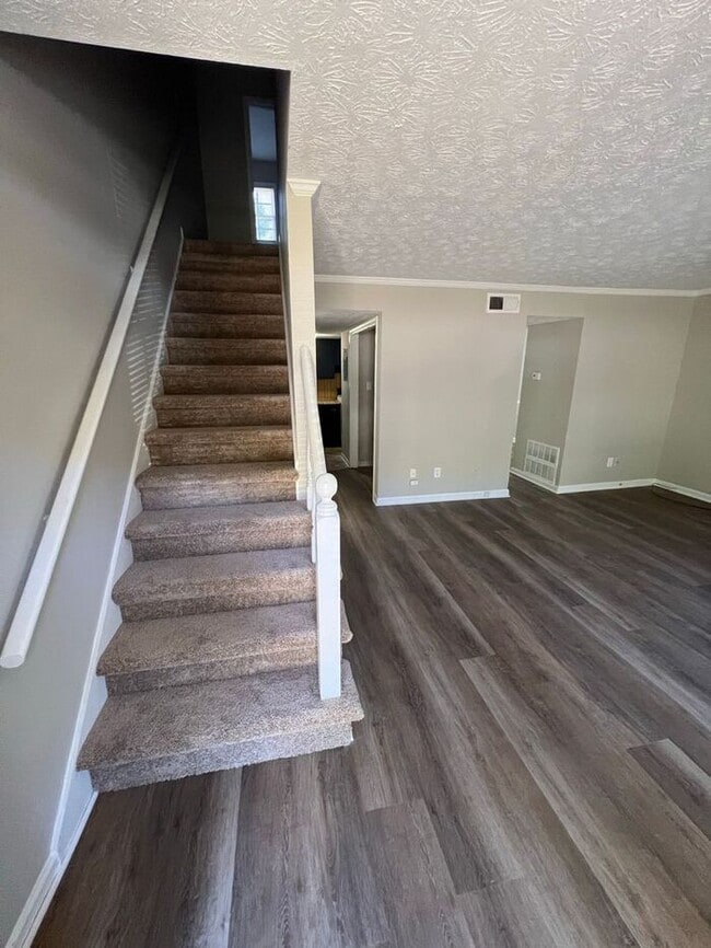 Building Photo - Ready to view now finally a 2 bedroom 1.5 ...