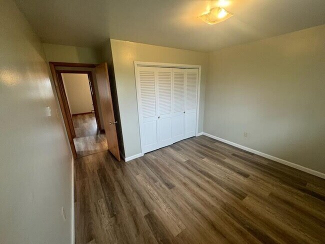 Building Photo - 2 Bed Single Level Apartment