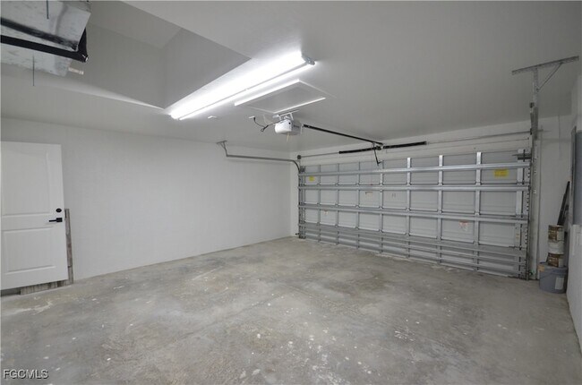 Building Photo - 1242 Hathor St E