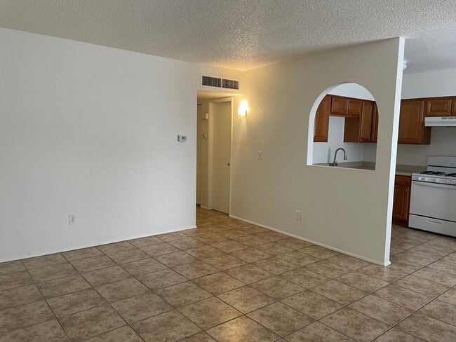 Building Photo - 2 Bedroom and 1 Bath Triplex! **MOVE IN SPECIAL**