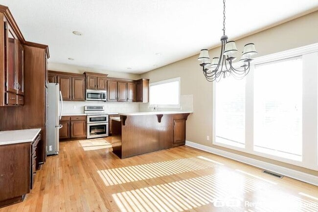 Building Photo - 4 Bed 3.5 Bath In Shawnee! Available NOW!!