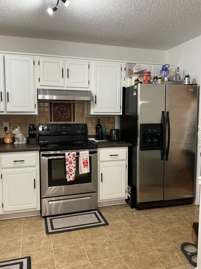 Building Photo - 2/2