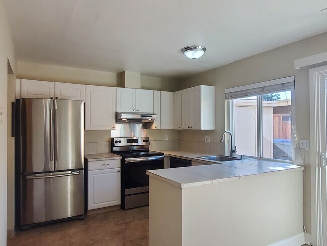 Building Photo - Spacious 2-Story Townhome, A/C, Remodeled ...