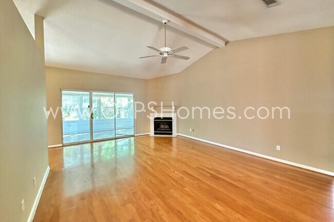 Building Photo - 4534 Parkwood Ln E