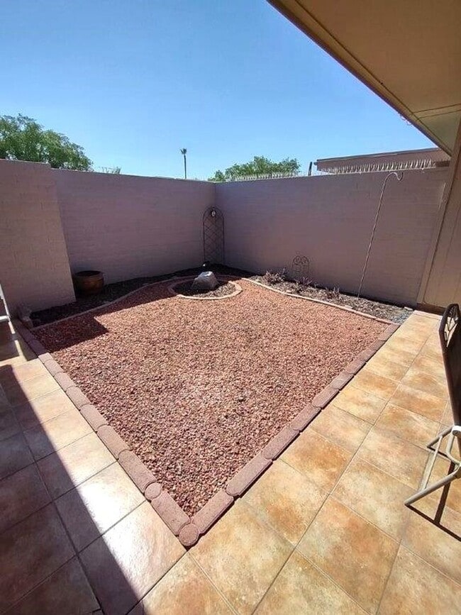 Building Photo - GREAT TOWNHOME IN YUCCA COURT-SUN CITY!!
