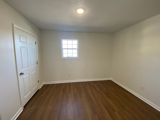 Building Photo - 3901 Lindbergh Dr