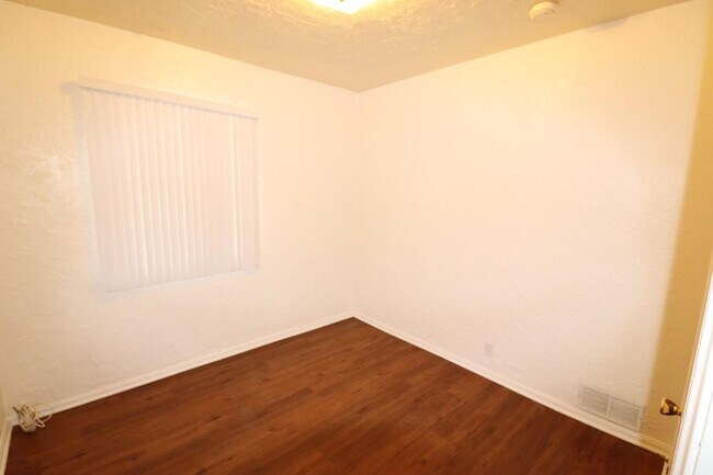 Building Photo - 3 Bedroom 2 Bathroom