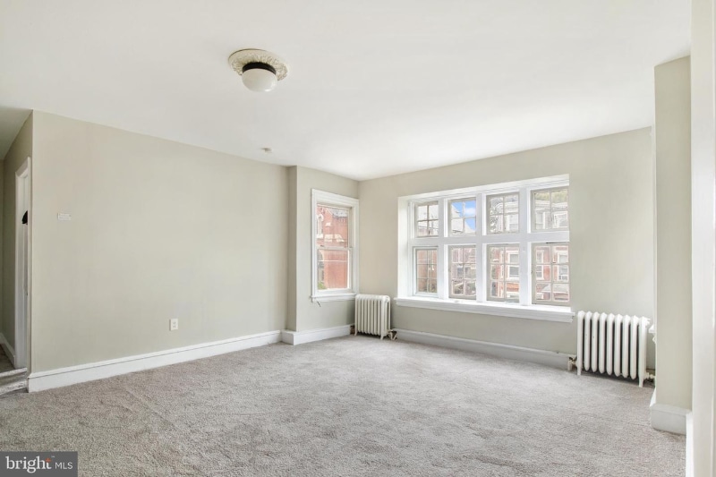 Building Photo - 613 W 10th St