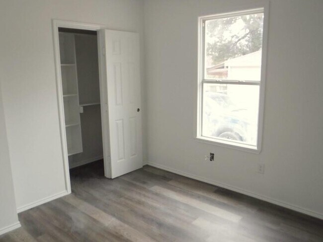 Building Photo - 2315 Gilford St