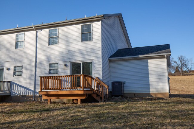 Building Photo - 2 Bedroom/1.5 Bath Duplex in Martinsburg