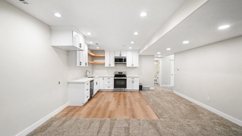 Building Photo - 2795 E Lakeside Dr