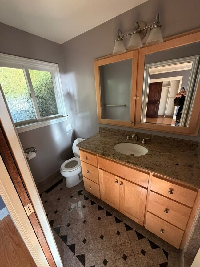 Building Photo - 242 Sandringham Rd