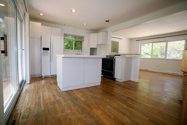 Building Photo - 5800 Paramus