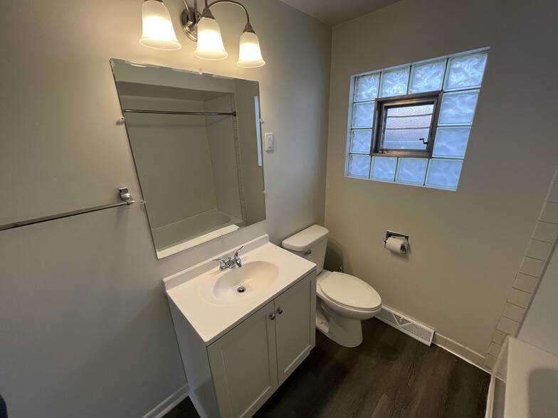 Bathroom - 623 Vincent Rd
