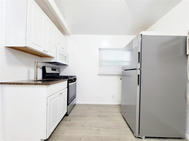 Building Photo - 1014 1/2 E 38th St