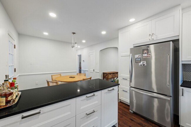 Building Photo - Beautiful 4 Bedroom Home off Of Cutshaw Ave! ***Available Early August 2026***