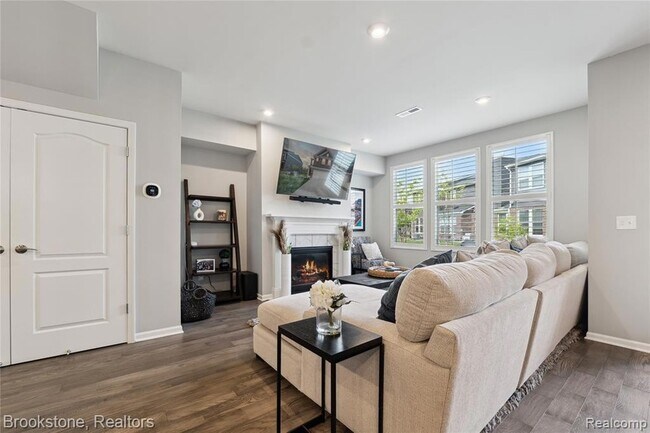 Building Photo - 765 Hummingbird Dr