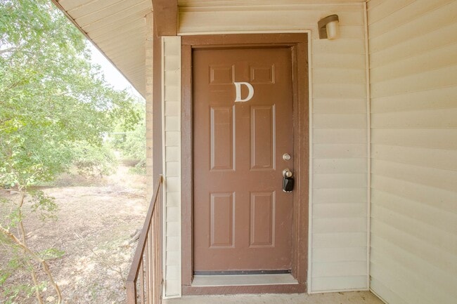 Building Photo - Spacious 2 Bedroom Apartment - Parking - Near Bus Route!