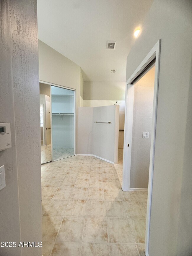 Building Photo - 673 S Peppertree Dr