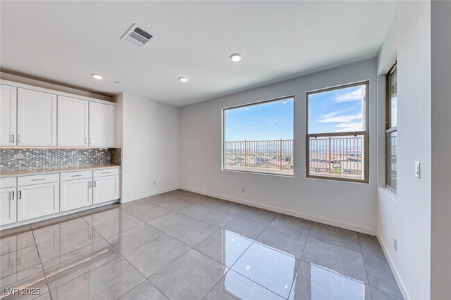 Building Photo - 1038 Delbrook Ave