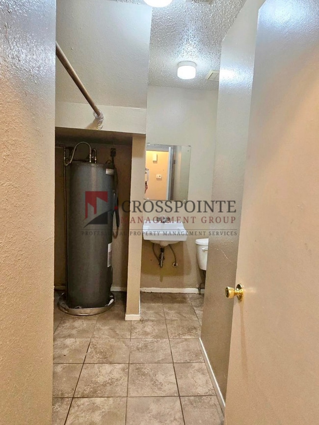 Building Photo - Tour Today! 2/1.5 Townhome in Longview