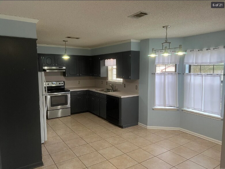 Building Photo - 8 Bridgestone Dr